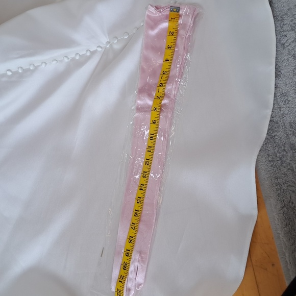 Pink satin gloves - Picture 3 of 3